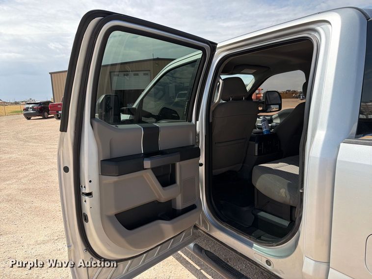 image for item DV8656 2018 Ford F250 Super Duty Crew Cab pickup truck
