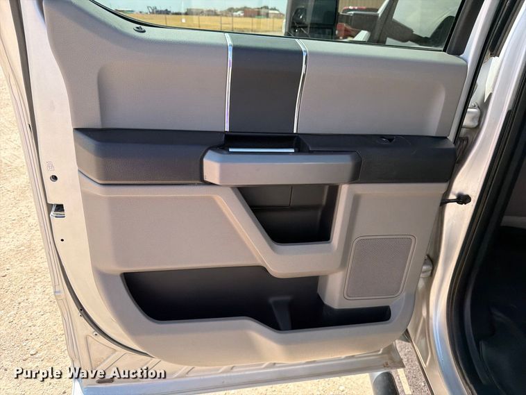 image for item DV8656 2018 Ford F250 Super Duty Crew Cab pickup truck
