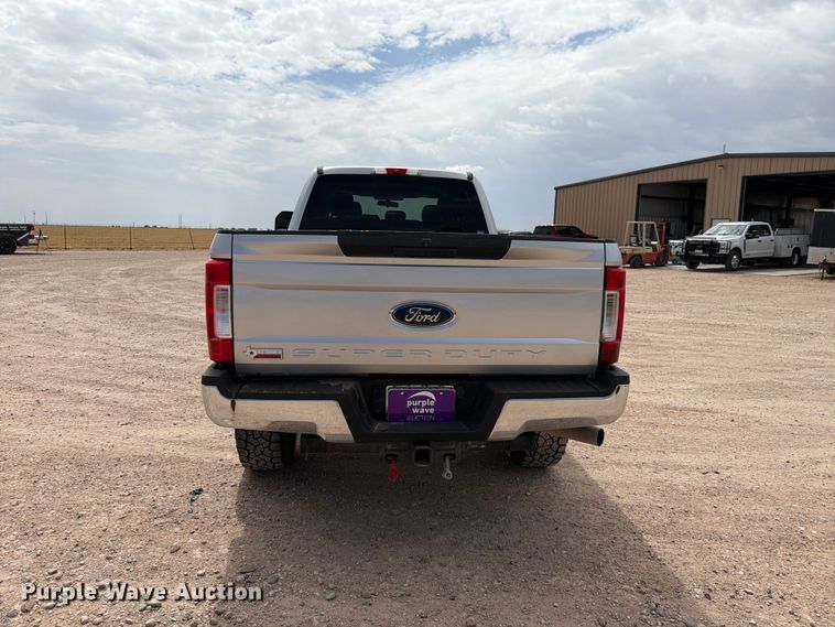 image for item DV8657 2019 Ford F250 Super Duty Crew Cab pickup truck