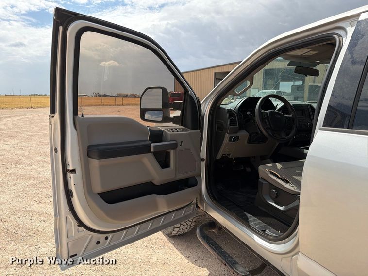 image for item DV8657 2019 Ford F250 Super Duty Crew Cab pickup truck