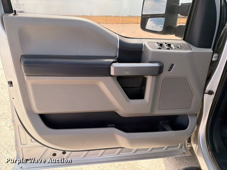 image for item DV8657 2019 Ford F250 Super Duty Crew Cab pickup truck
