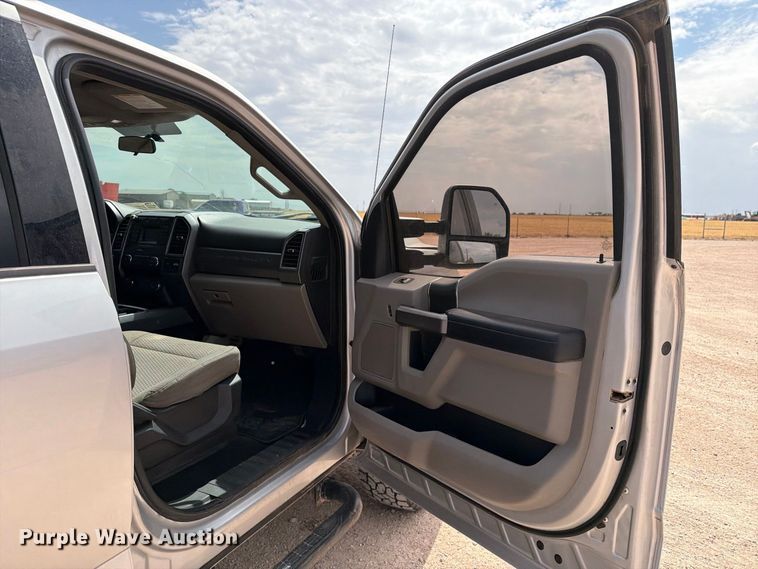 image for item DV8657 2019 Ford F250 Super Duty Crew Cab pickup truck
