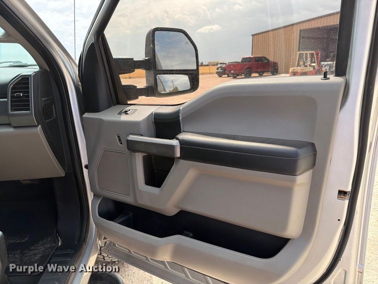 image for item DV8657 2019 Ford F250 Super Duty Crew Cab pickup truck