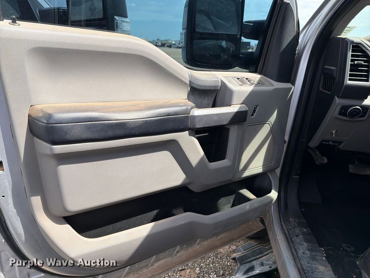 image for item DV8658 2017 Ford F250 Super Duty Crew Cab pickup truck