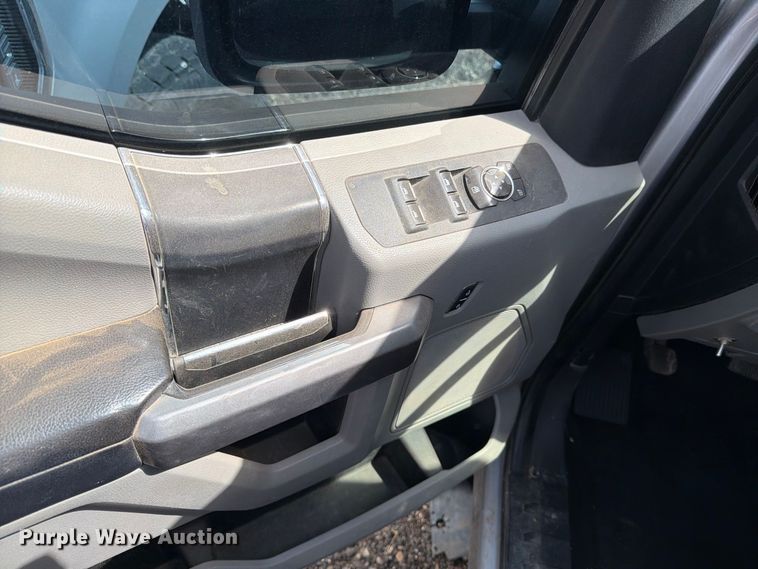 image for item DV8658 2017 Ford F250 Super Duty Crew Cab pickup truck