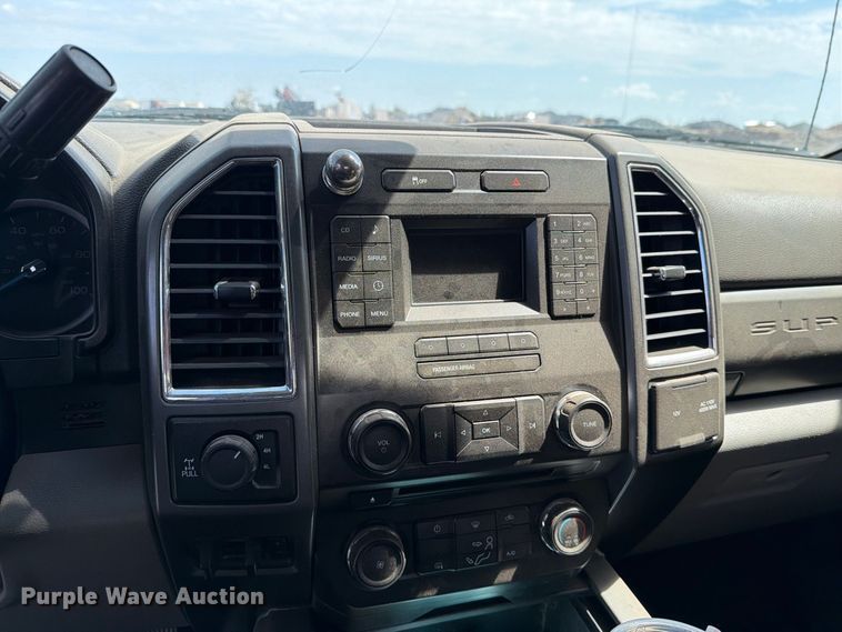 image for item DV8658 2017 Ford F250 Super Duty Crew Cab pickup truck