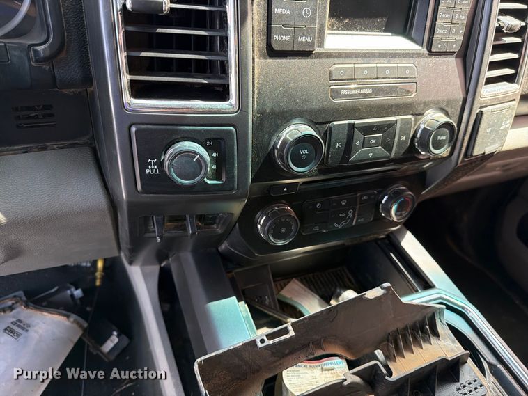 image for item DV8659 2017 Ford F250 Super Duty Crew Cab pickup truck