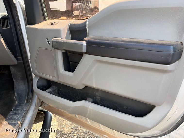 image for item DV8659 2017 Ford F250 Super Duty Crew Cab pickup truck