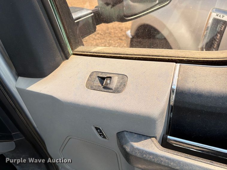 image for item DV8659 2017 Ford F250 Super Duty Crew Cab pickup truck