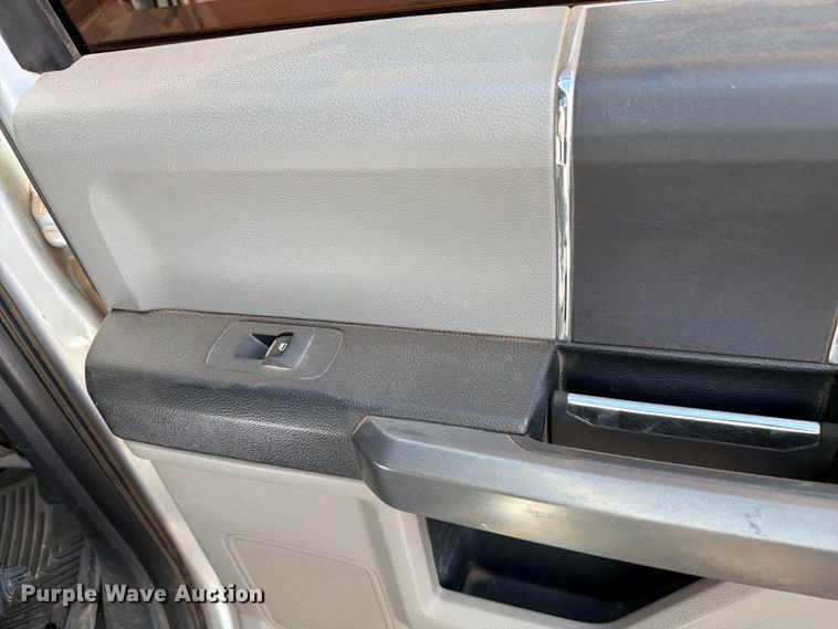 image for item DV8659 2017 Ford F250 Super Duty Crew Cab pickup truck