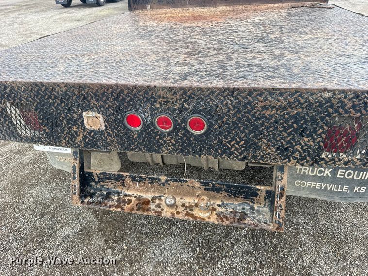 image for item DY3227 1999 Ford F350 flatbed pickup truck