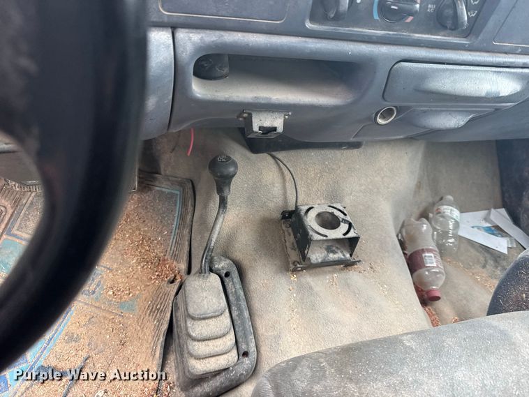 image for item DY3227 1999 Ford F350 flatbed pickup truck