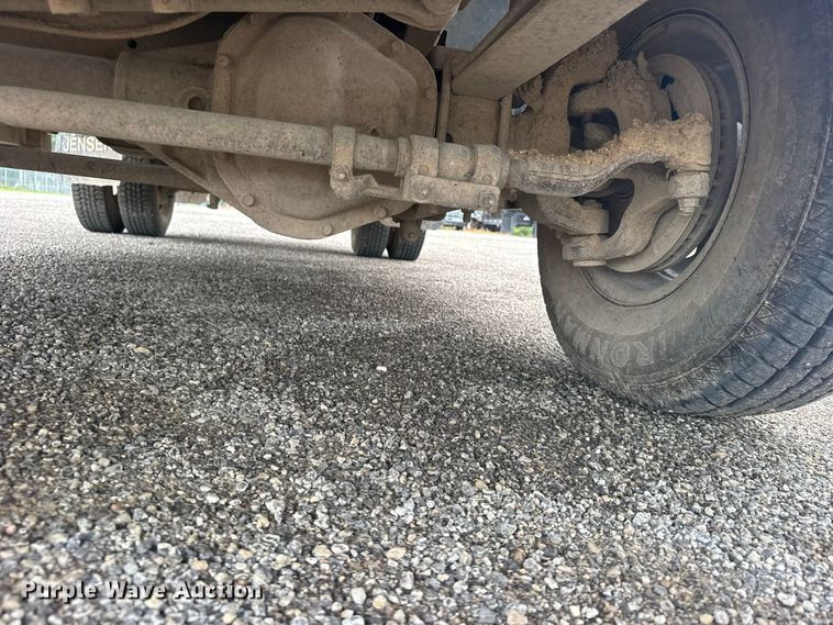 image for item DY3227 1999 Ford F350 flatbed pickup truck