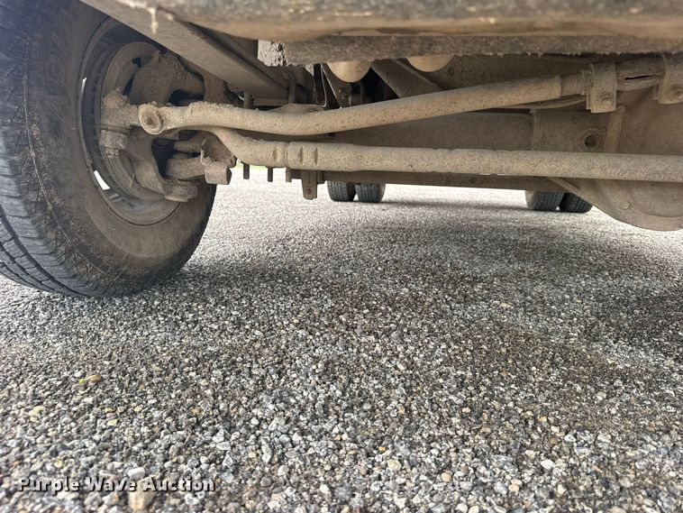 image for item DY3227 1999 Ford F350 flatbed pickup truck