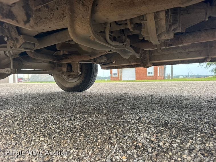 image for item DY3227 1999 Ford F350 flatbed pickup truck