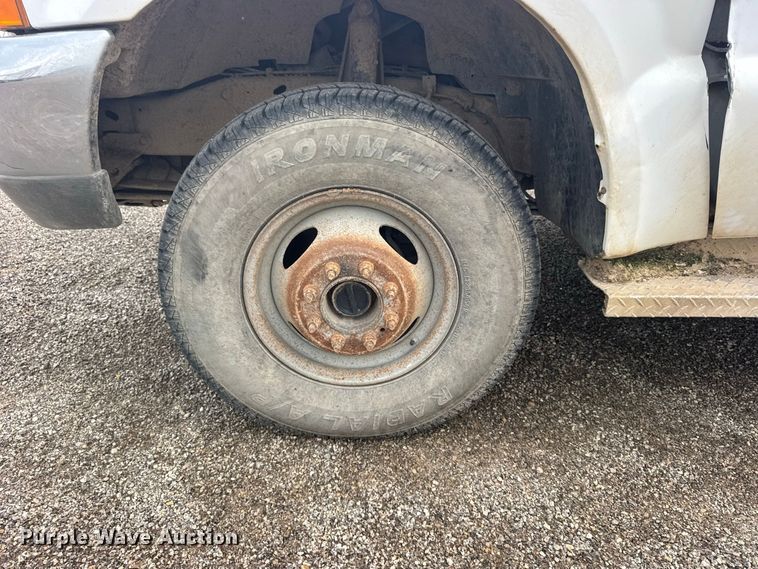 image for item DY3227 1999 Ford F350 flatbed pickup truck