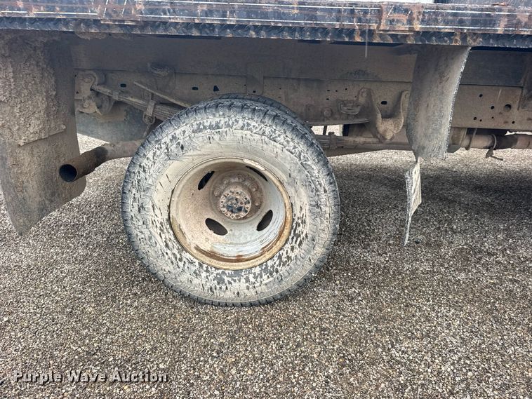 image for item DY3227 1999 Ford F350 flatbed pickup truck