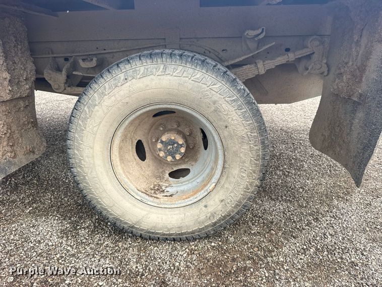 image for item DY3227 1999 Ford F350 flatbed pickup truck
