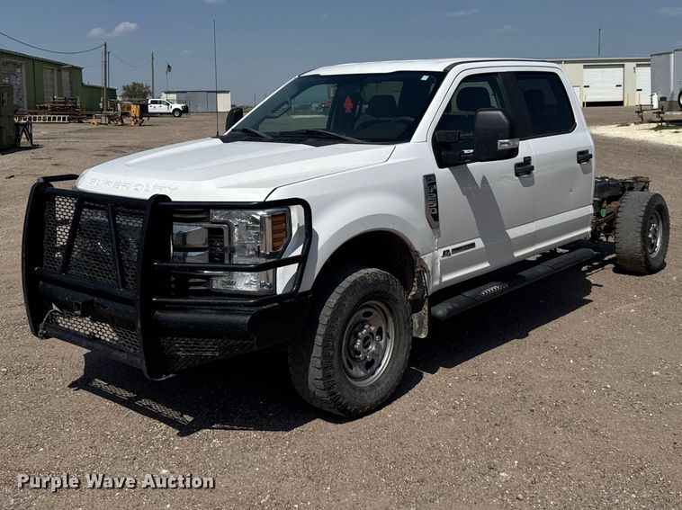 2018 Ford F250 Super Duty Crew Cab pickup truck cab and chassis