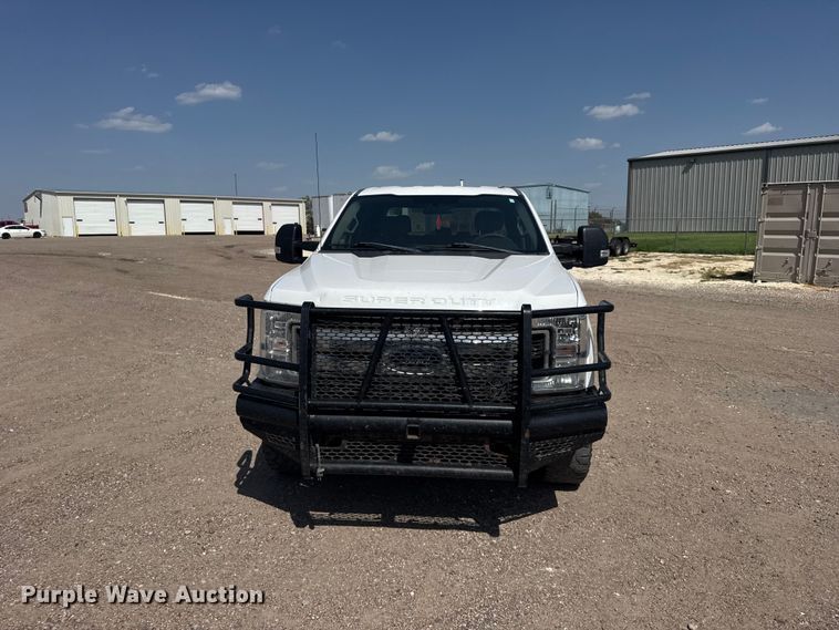 image for item DY3302 2018 Ford F250 Super Duty Crew Cab pickup truck cab and chassis
