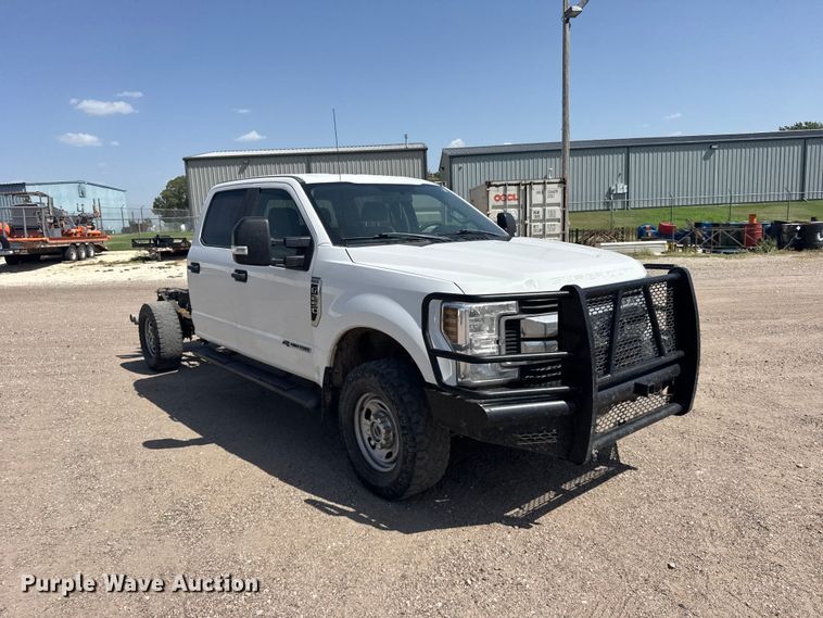 image for item DY3302 2018 Ford F250 Super Duty Crew Cab pickup truck cab and chassis