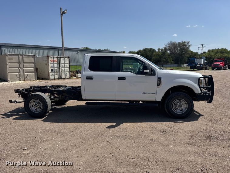 image for item DY3302 2018 Ford F250 Super Duty Crew Cab pickup truck cab and chassis