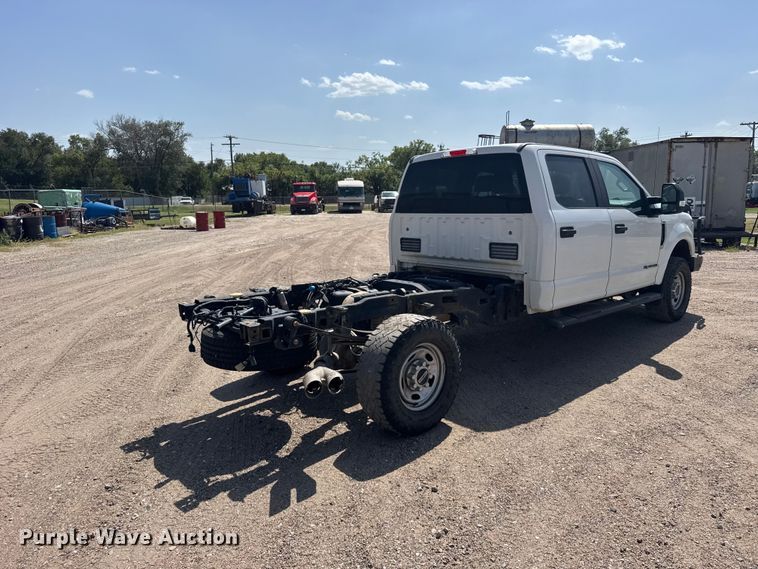 image for item DY3302 2018 Ford F250 Super Duty Crew Cab pickup truck cab and chassis