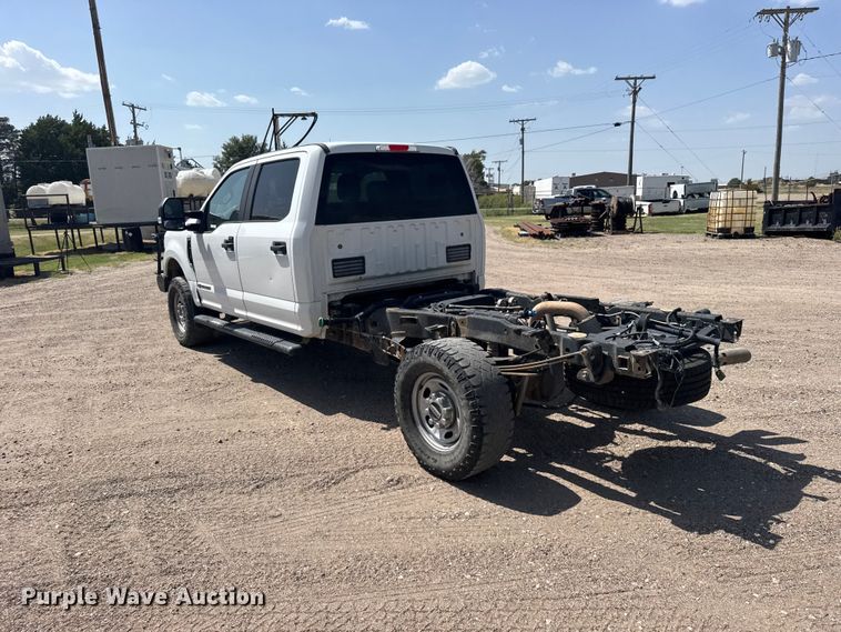 image for item DY3302 2018 Ford F250 Super Duty Crew Cab pickup truck cab and chassis