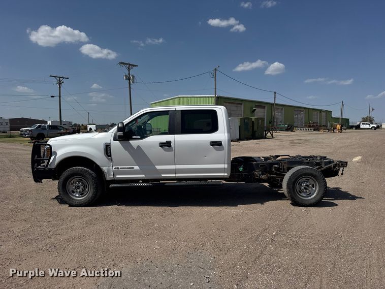 image for item DY3302 2018 Ford F250 Super Duty Crew Cab pickup truck cab and chassis