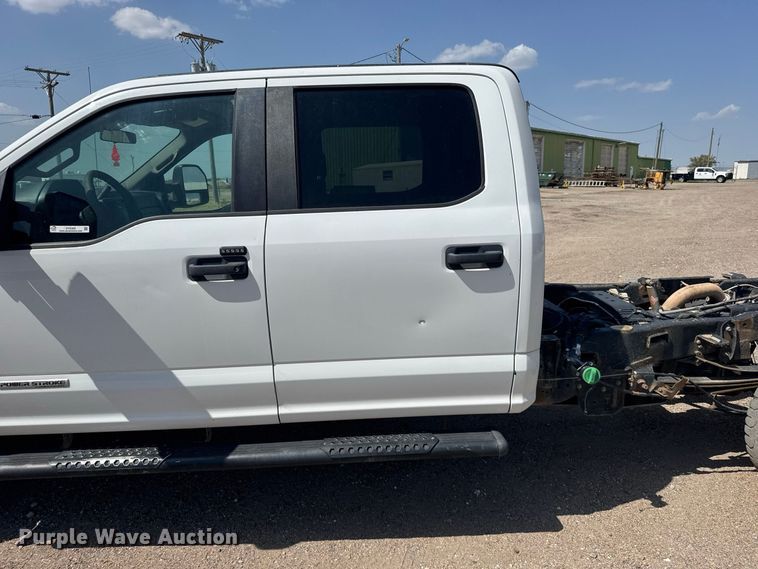 image for item DY3302 2018 Ford F250 Super Duty Crew Cab pickup truck cab and chassis