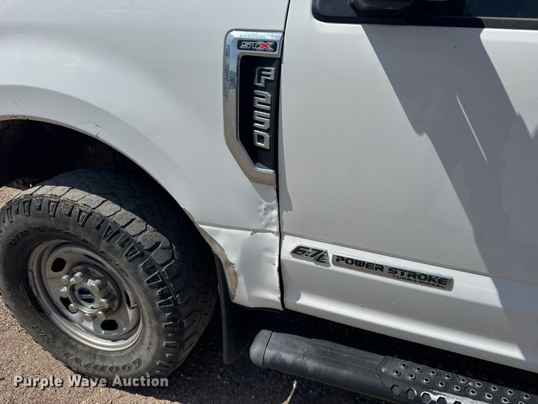 image for item DY3302 2018 Ford F250 Super Duty Crew Cab pickup truck cab and chassis