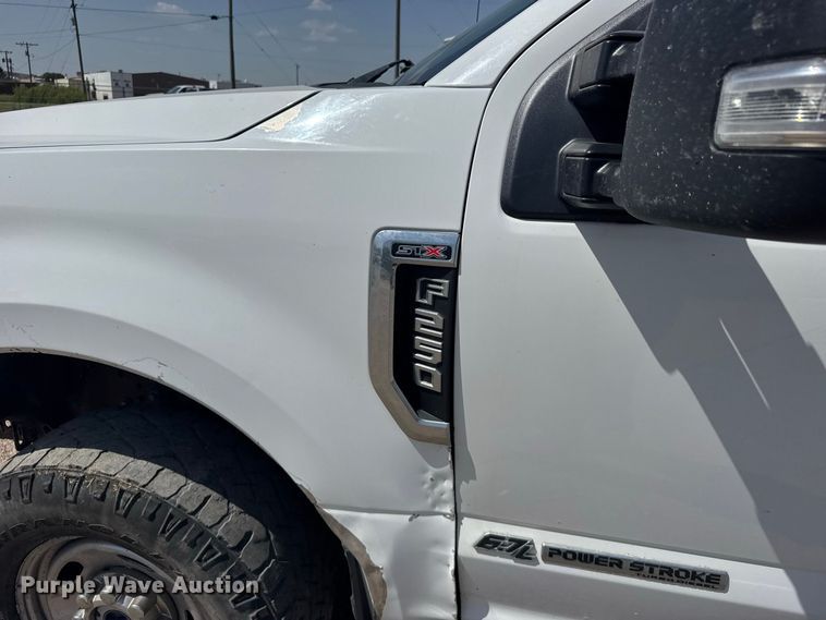 image for item DY3302 2018 Ford F250 Super Duty Crew Cab pickup truck cab and chassis