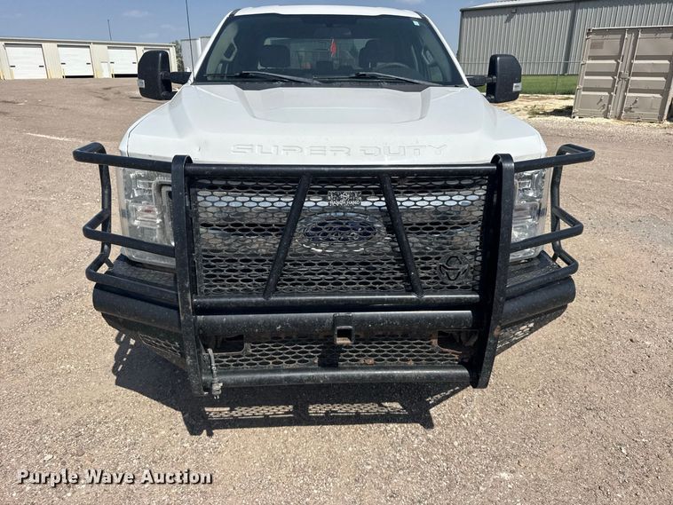 image for item DY3302 2018 Ford F250 Super Duty Crew Cab pickup truck cab and chassis