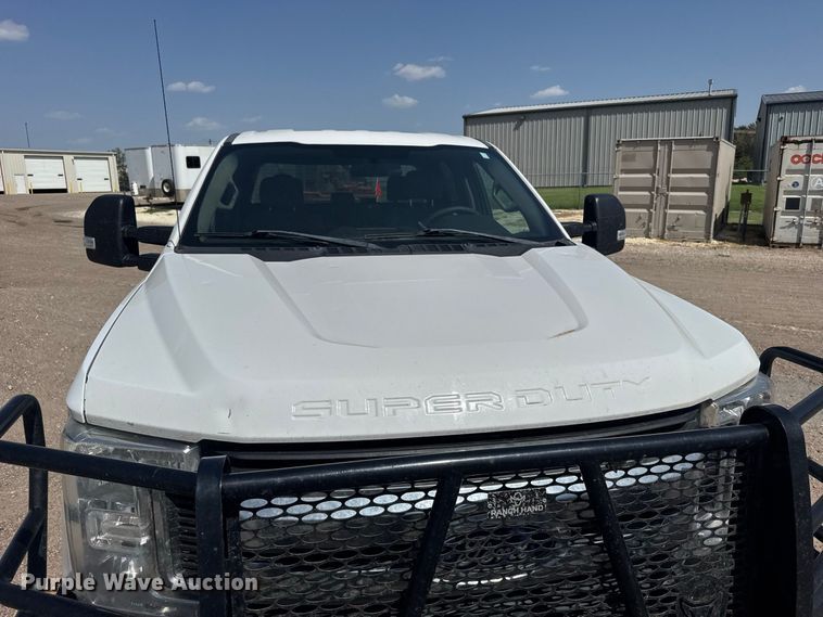 image for item DY3302 2018 Ford F250 Super Duty Crew Cab pickup truck cab and chassis