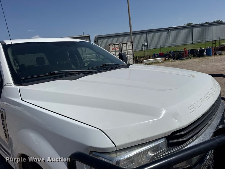 image for item DY3302 2018 Ford F250 Super Duty Crew Cab pickup truck cab and chassis