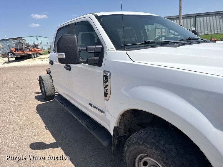 image for item DY3302 2018 Ford F250 Super Duty Crew Cab pickup truck cab and chassis