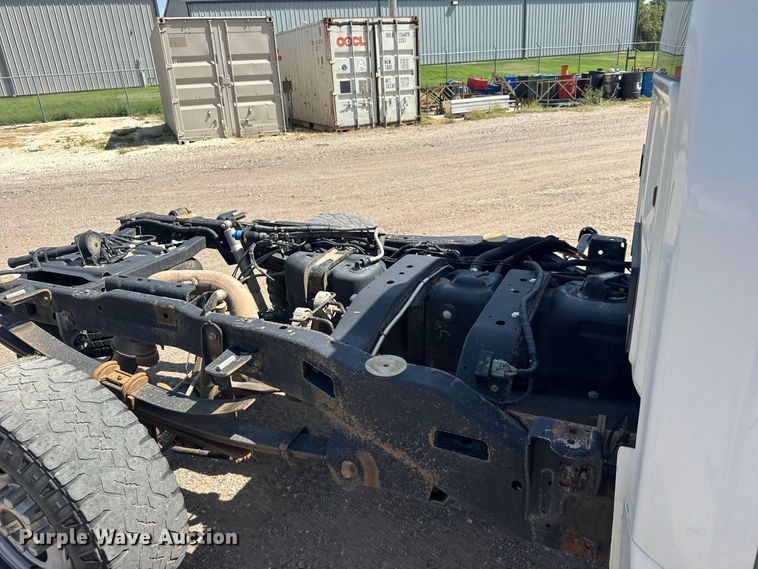 image for item DY3302 2018 Ford F250 Super Duty Crew Cab pickup truck cab and chassis