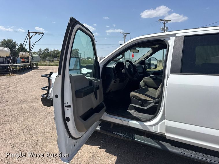 image for item DY3302 2018 Ford F250 Super Duty Crew Cab pickup truck cab and chassis