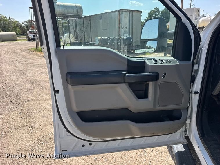 image for item DY3302 2018 Ford F250 Super Duty Crew Cab pickup truck cab and chassis