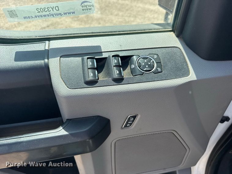 image for item DY3302 2018 Ford F250 Super Duty Crew Cab pickup truck cab and chassis