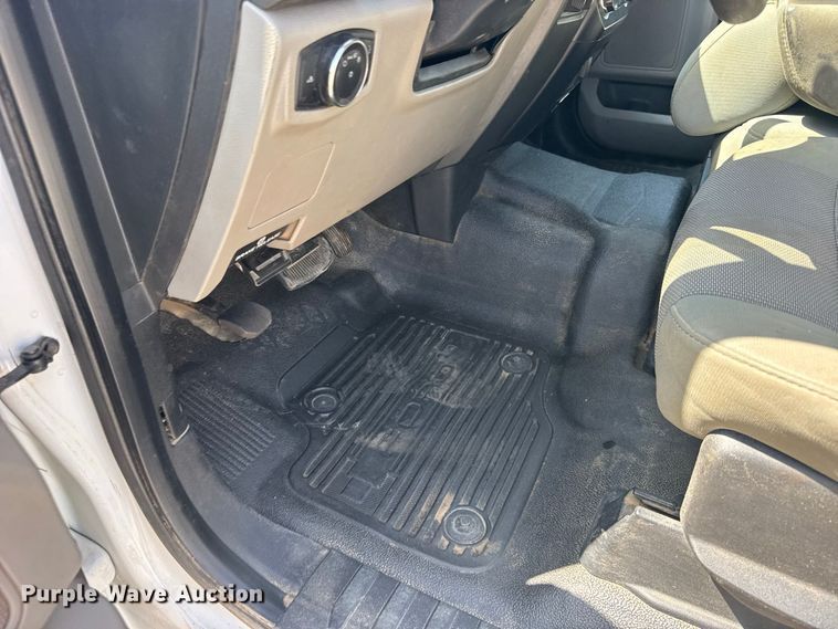 image for item DY3302 2018 Ford F250 Super Duty Crew Cab pickup truck cab and chassis