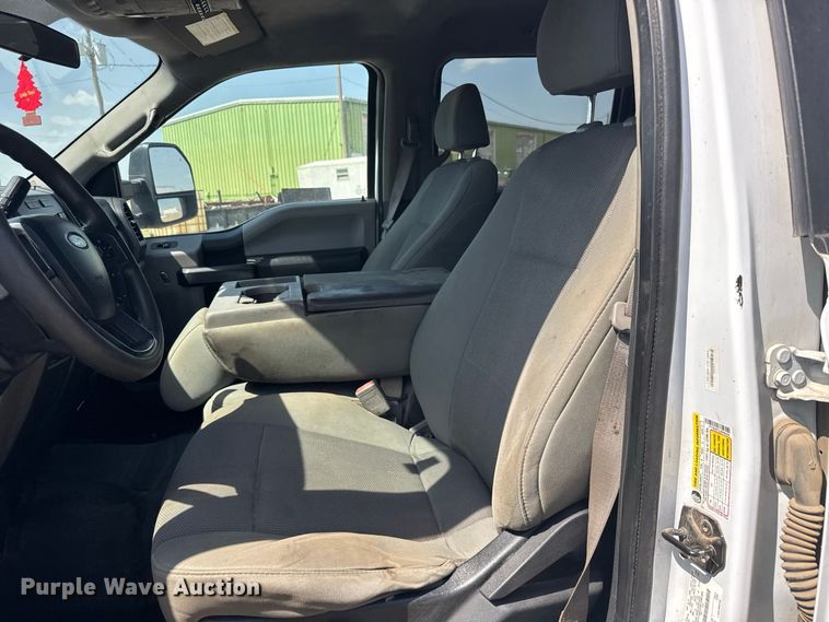 image for item DY3302 2018 Ford F250 Super Duty Crew Cab pickup truck cab and chassis