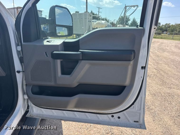 image for item DY3302 2018 Ford F250 Super Duty Crew Cab pickup truck cab and chassis