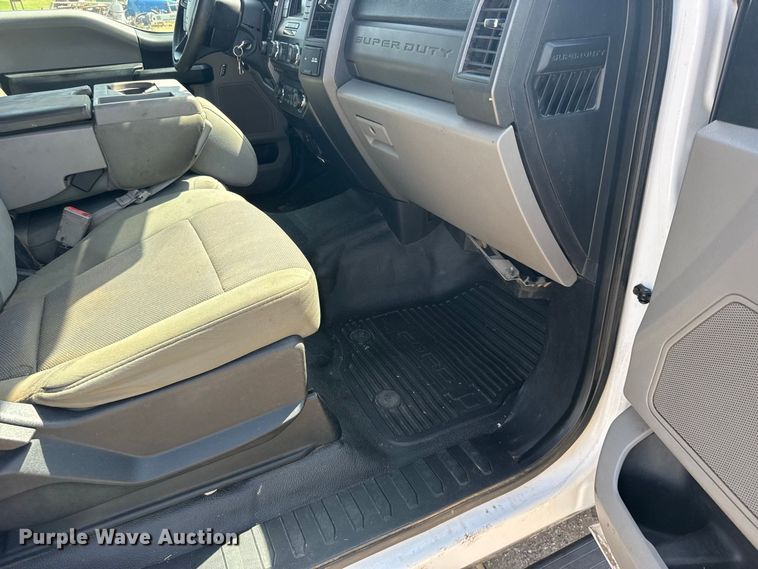 image for item DY3302 2018 Ford F250 Super Duty Crew Cab pickup truck cab and chassis