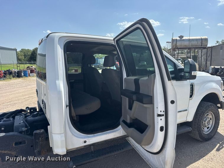 image for item DY3302 2018 Ford F250 Super Duty Crew Cab pickup truck cab and chassis