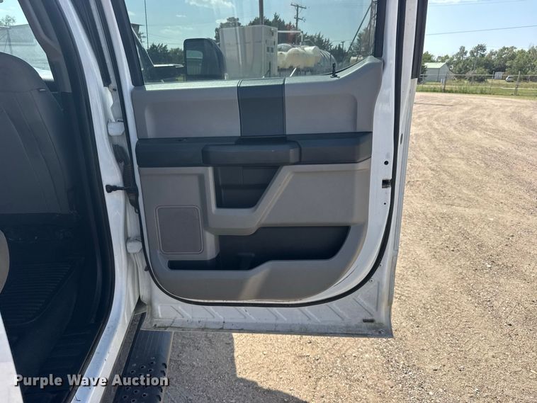 image for item DY3302 2018 Ford F250 Super Duty Crew Cab pickup truck cab and chassis