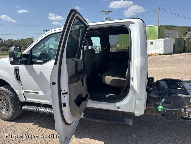 image for item DY3302 2018 Ford F250 Super Duty Crew Cab pickup truck cab and chassis