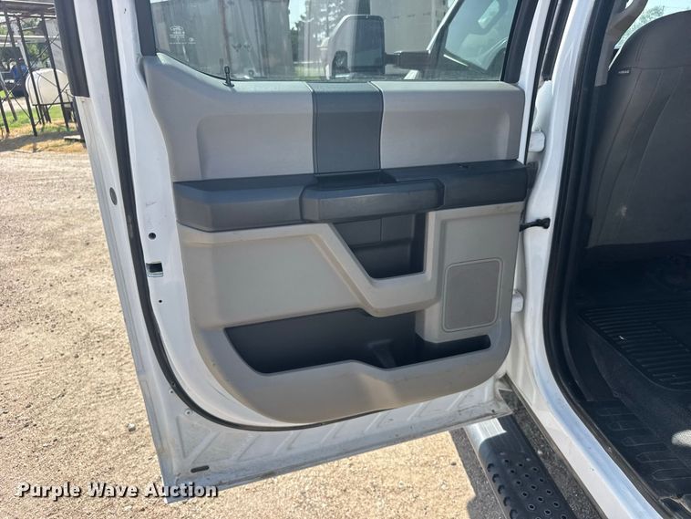 image for item DY3302 2018 Ford F250 Super Duty Crew Cab pickup truck cab and chassis