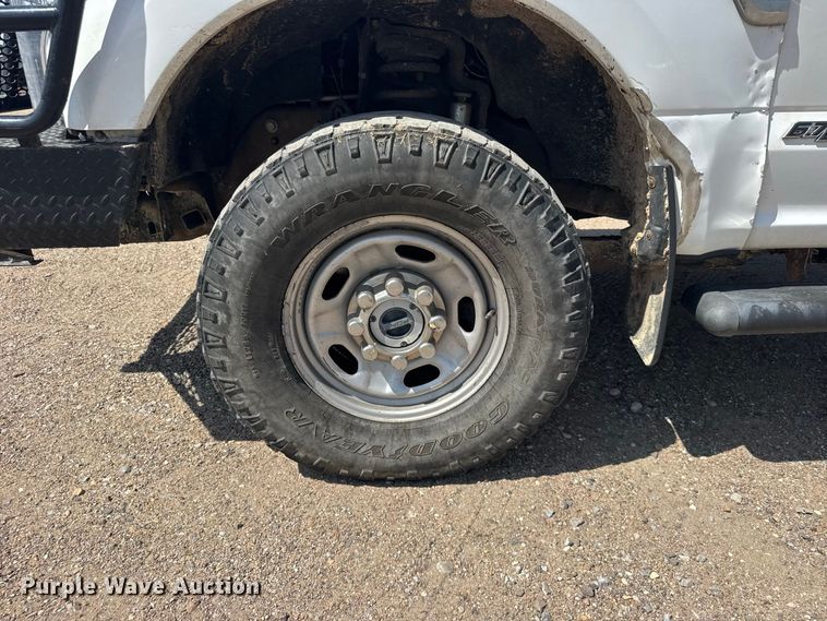 image for item DY3302 2018 Ford F250 Super Duty Crew Cab pickup truck cab and chassis