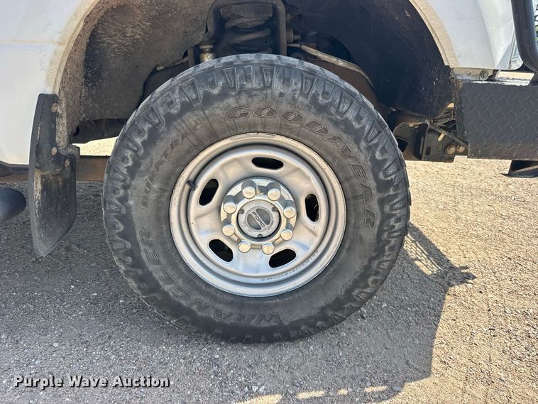 image for item DY3302 2018 Ford F250 Super Duty Crew Cab pickup truck cab and chassis